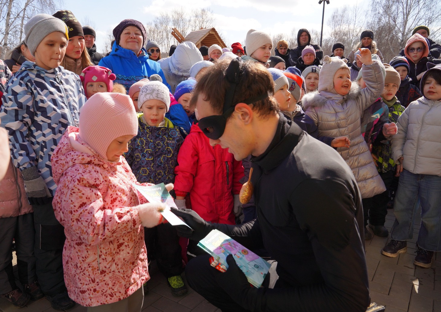 Дети вместе с любимыми героями мультфильмов встречали весну