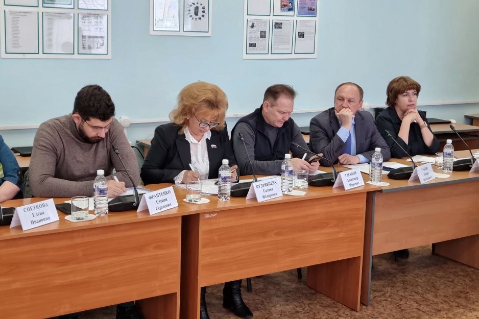 На встрече депутаты отметили слабую материально техническую базу учреждений, нехватка общежитий, дефицит педагогических кадров