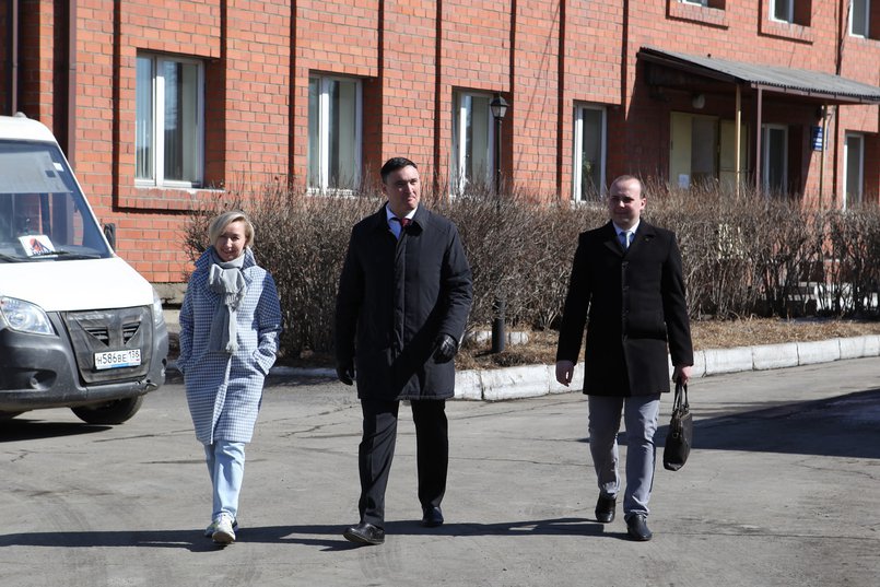 Руслан Болотов вместе с Натальей Преваловой и Максимом Дудиным осмотрели территорию завода