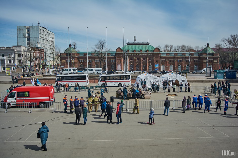 Соревнования среди спасателей прошли на площади перед дворцом спорта «Труд».