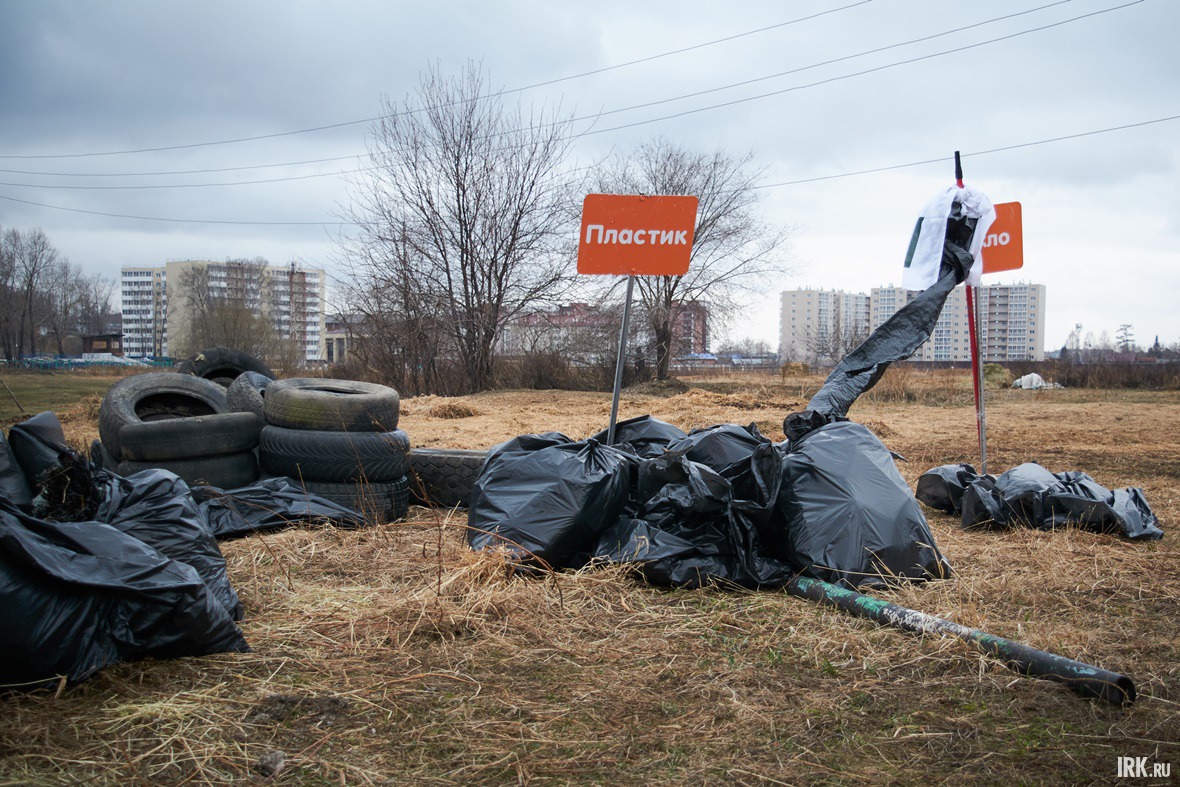 На площадке был организован раздельный сбор мусора. Пластик, металл и стекло сдадут на переработку.