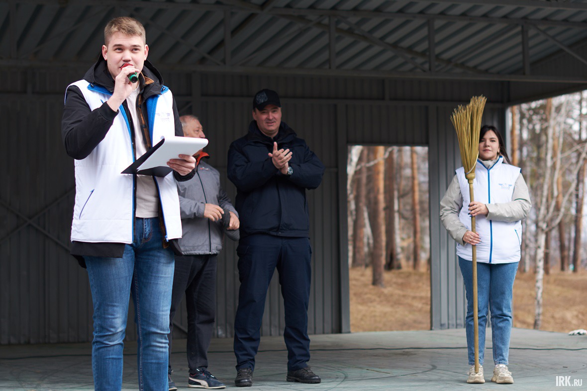Большой студенческий субботник прошёл в роще «Звёздочка». В завершении со сцены объявили команды, показавшие лучший результат.
