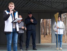 Большой студенческий субботник прошёл в роще «Звёздочка». В завершении со сцены объявили команды, показавшие лучший результат.