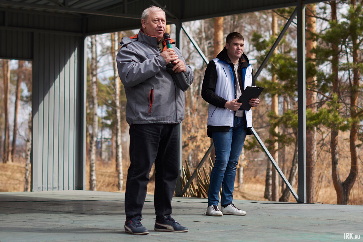 Ректор ИрГУПС Андрей Хоменко: «В своё время роща „Звездочка“ была одним из первых общественных пространств, которое благоустроили. Нам важно поддерживать здесь порядок».
