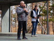 Ректор ИрГУПС Андрей Хоменко: «В своё время роща „Звездочка“ была одним из первых общественных пространств, которое благоустроили. Нам важно поддерживать здесь порядок».