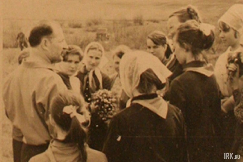 Художник с учениками школы в деревне Вороны. 1967 год