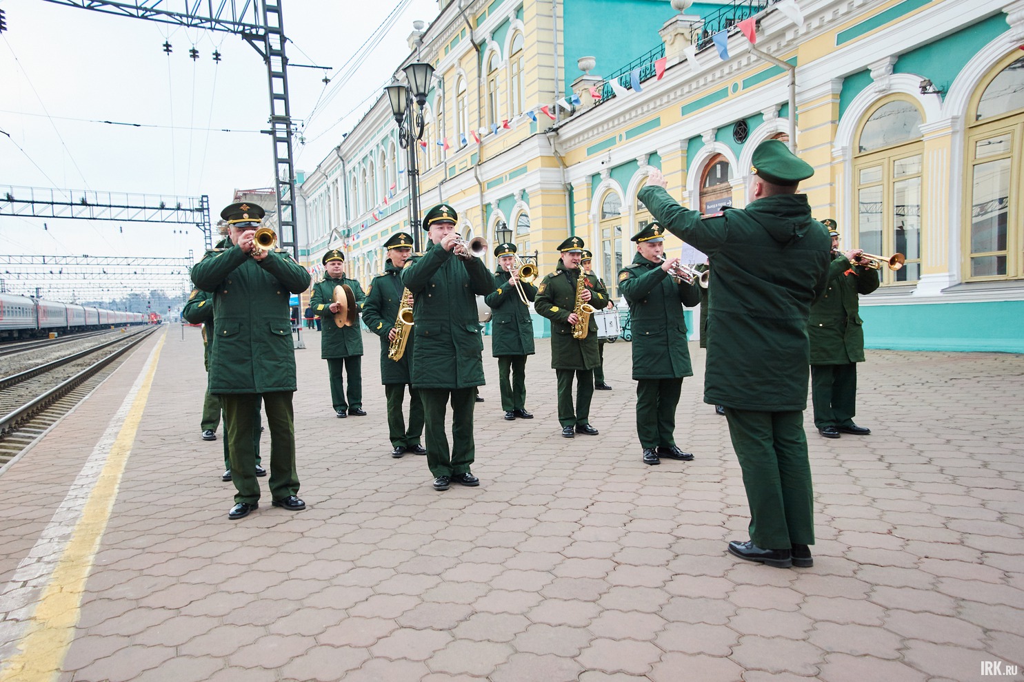На перроне играл оркестр ГУ МЧС по Иркутской области