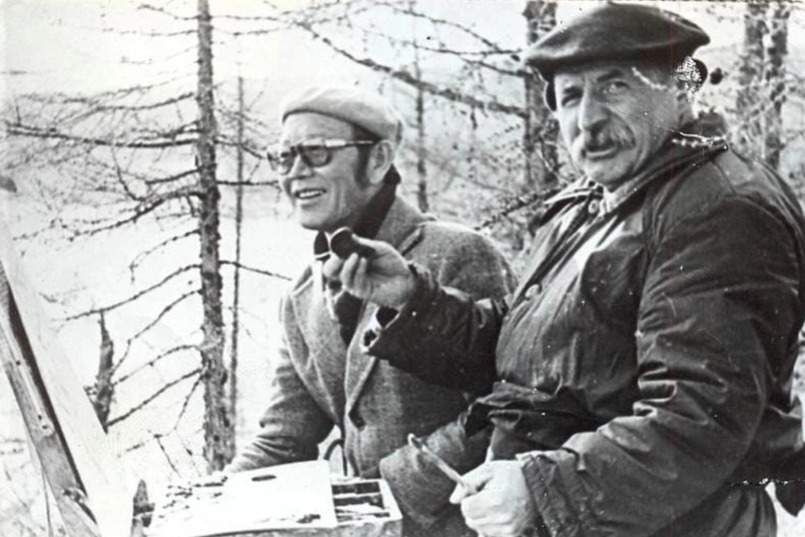 Справа — Виталий Рогаль на пленэре. Байкал, 1977 год