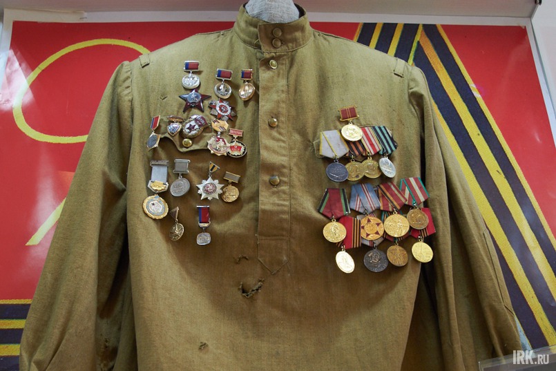 В выставочном центре находится военная гимнастерка с орденами и медалями Виталия Рогаля