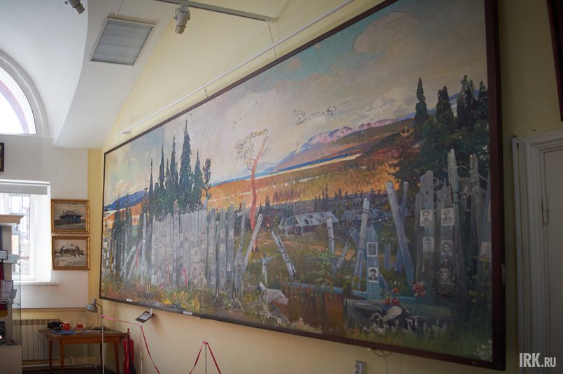 На одной из стен мастерской висит картина «Пантеон Сибири», которой Виталий Рогаль посвятил одиннадцать лет, но так и не успел ее закончить