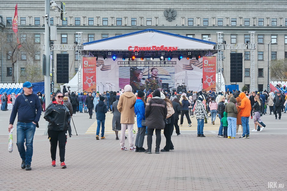 Перед зданием правительства Иркутской области прошёл большой концерт творческих коллективов Иркутска.