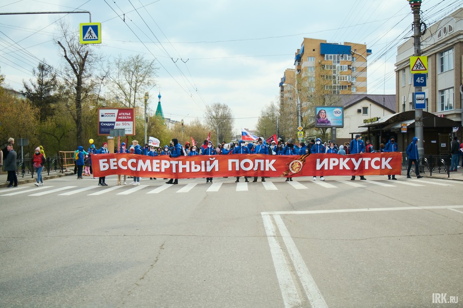 Колонна «Бессмертного полка» начала формироваться на улице Советская, неподалёку от танка «Иркутский комсомолец».