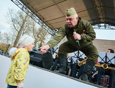 Среди зрителей разыгрывали призы.