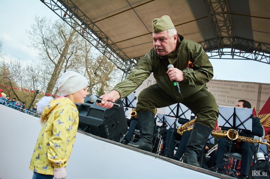 Среди зрителей разыгрывали призы.