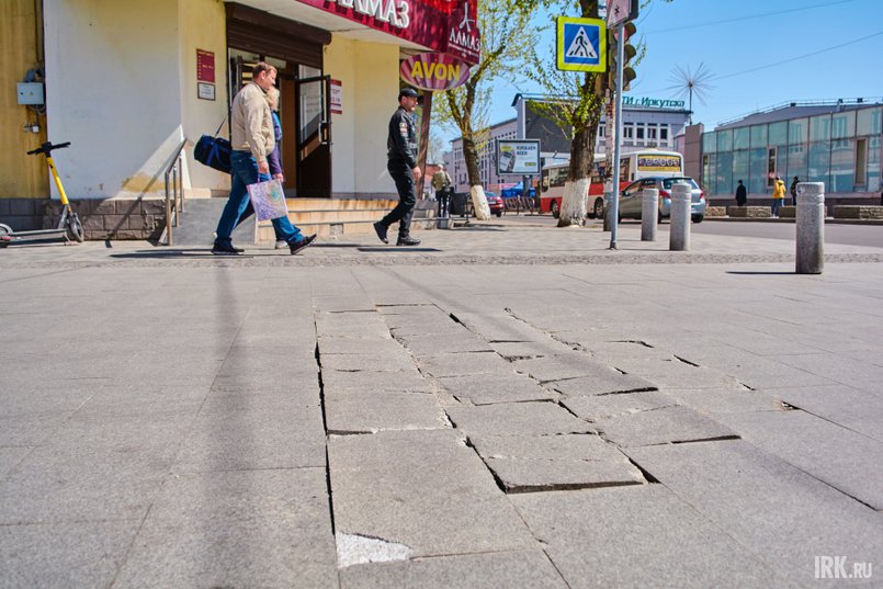 Местами на Урицкого тротуарная плитка уже разрушилась