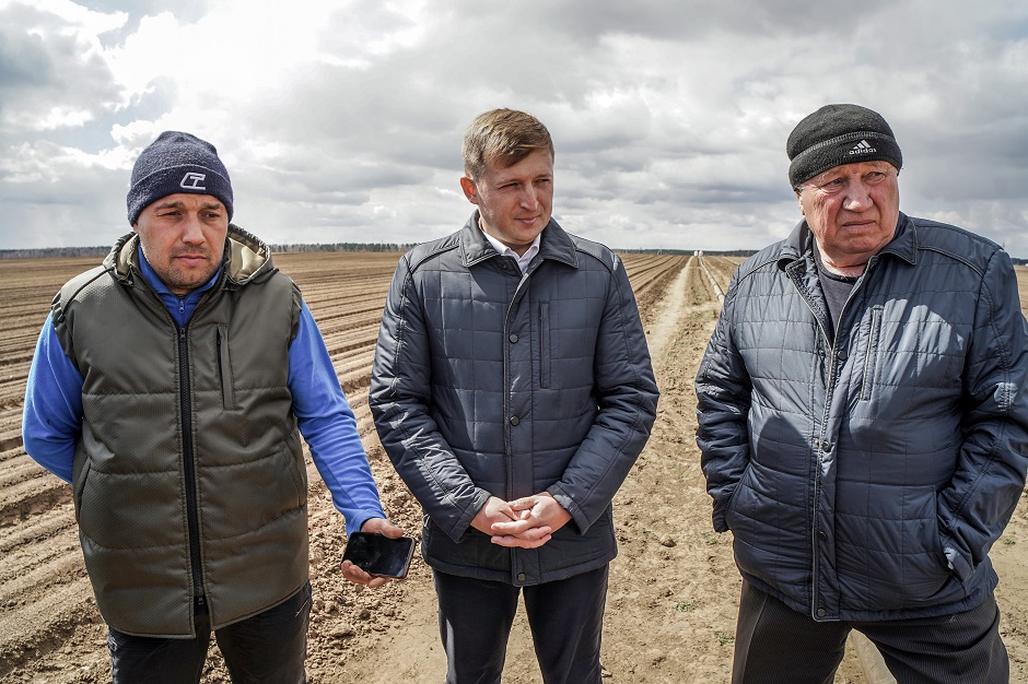 Главный агроном крестьянского (фермерского) хозяйства Л.Л. Кичигин, министр сельского хозяйства Иркутской области И.П. Сумароков и глава КФХ Л.П. Кичигин