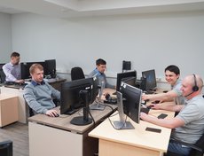 Еще одно подразделение En+ Digital находится на пересечении улиц Цесовская набережная и Бурлова. На фото сотрудники круглосуточного сервисного центра. Они работают 24/7 чтобы обеспечить техническую поддержку персоналу компании