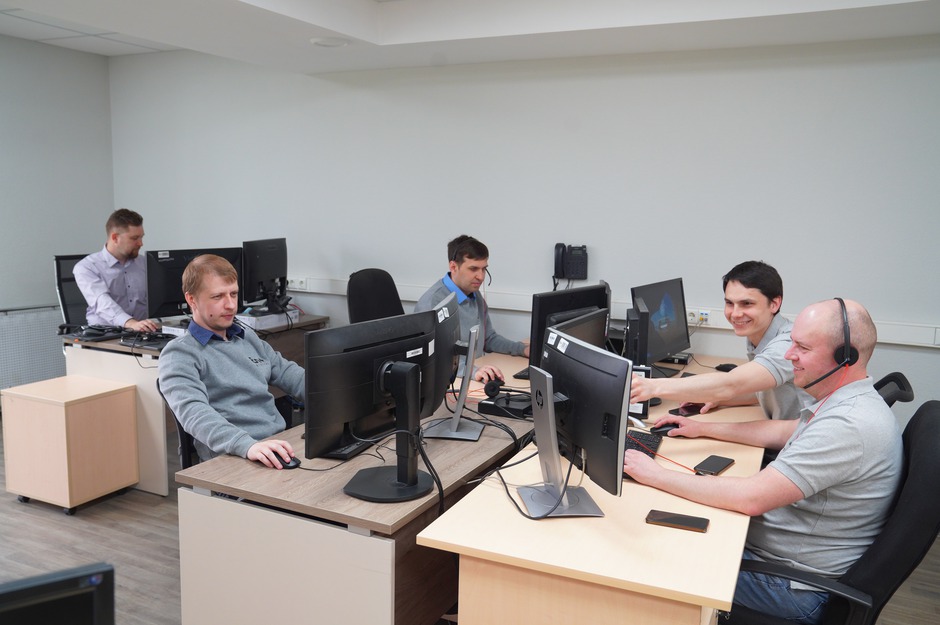 Еще одно подразделение En+ Digital находится на пересечении улиц Цесовская набережная и Бурлова. На фото сотрудники круглосуточного сервисного центра. Они работают 24/7 чтобы обеспечить техническую поддержку персоналу компании