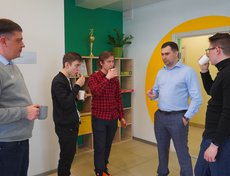 Программа ведется на базе ИРНИТУ с 2021 года. На фото участники второго потока обучения Академии посещают офис компании, вникают в особенности своей будущей профессиональной деятельности, общаются с наставниками