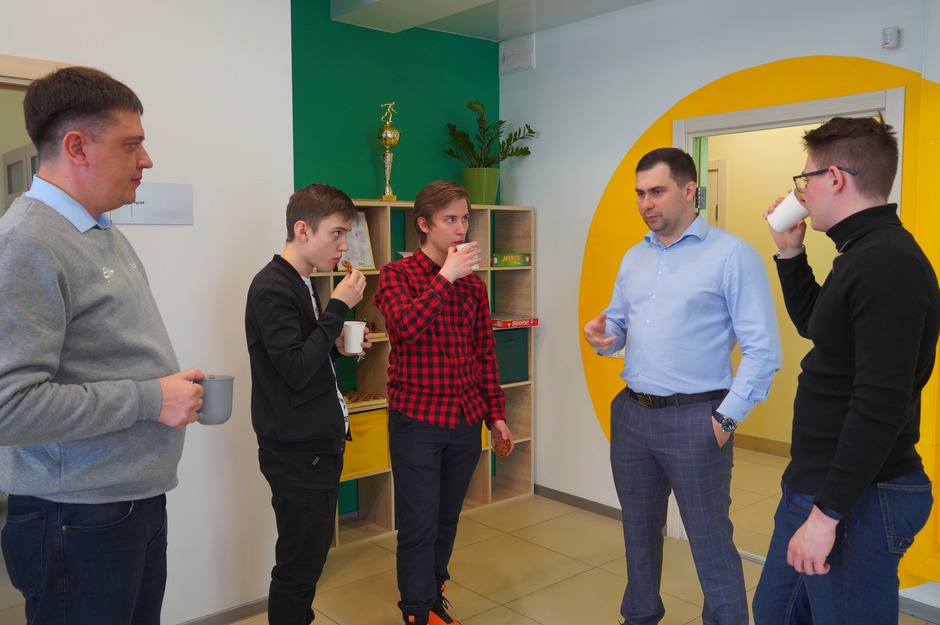 Программа ведется на базе ИРНИТУ с 2021 года. На фото участники второго потока обучения Академии посещают офис компании, вникают в особенности своей будущей профессиональной деятельности, общаются с наставниками