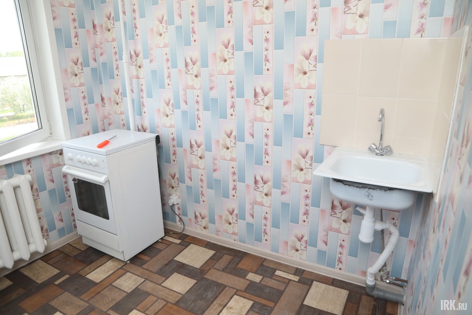В кухне сделан косметический ремонт, стоит раковина и газовая плита