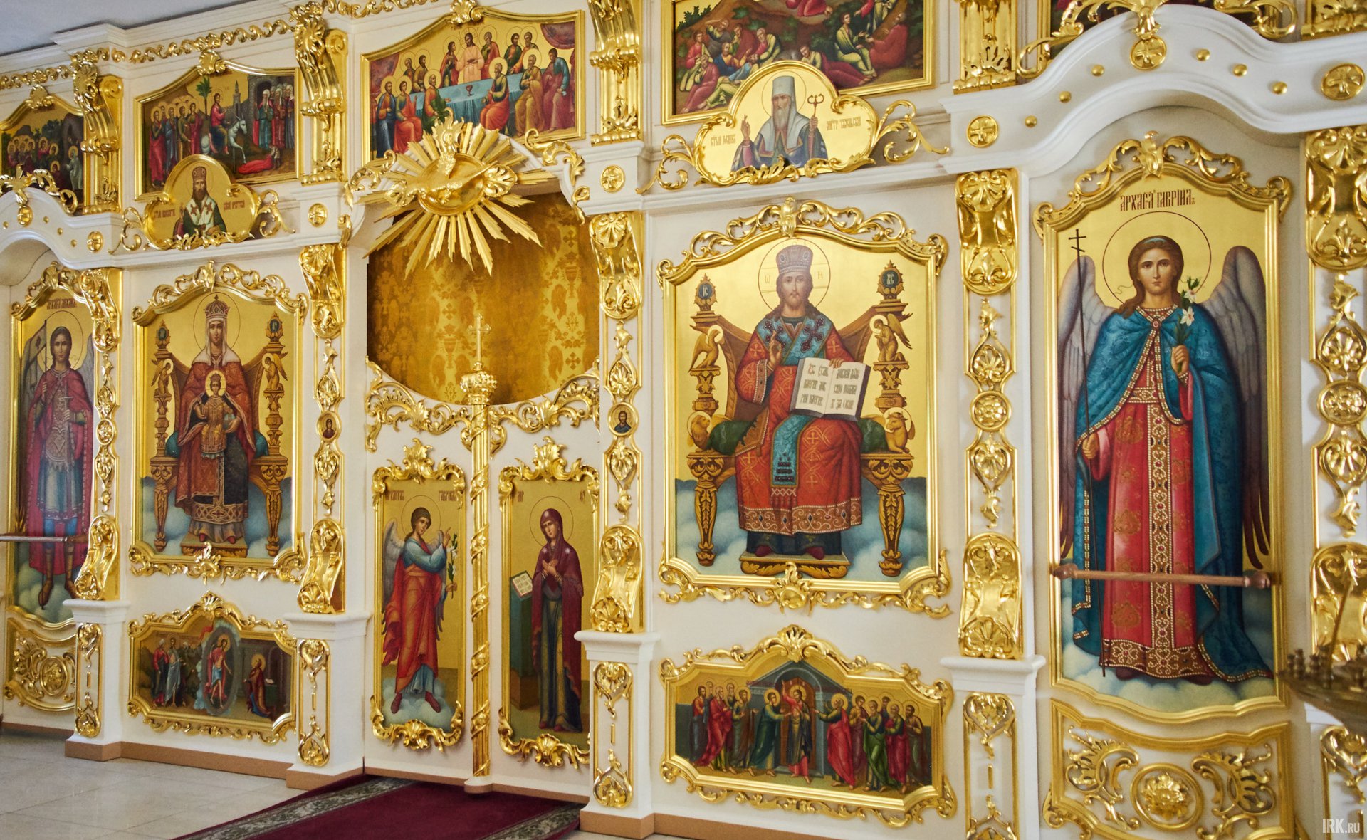 В нижнем приделе находится иконостас Святителя Николая Чудотворца