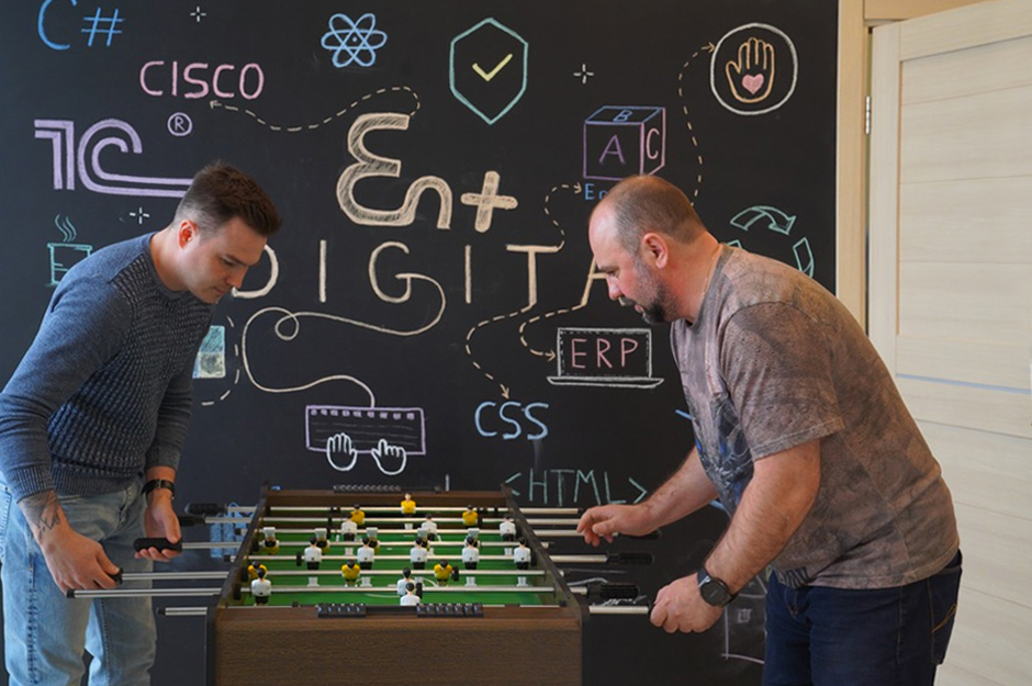 В перерыве программисты могут поиграть в настольный футбол или теннис, сварить кофе, полюбоваться видами на Ангару