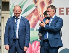 Губернатор Игорь Кобзев поблагодарил за работу главного врача Детской областной больницы Юрия Козлова.