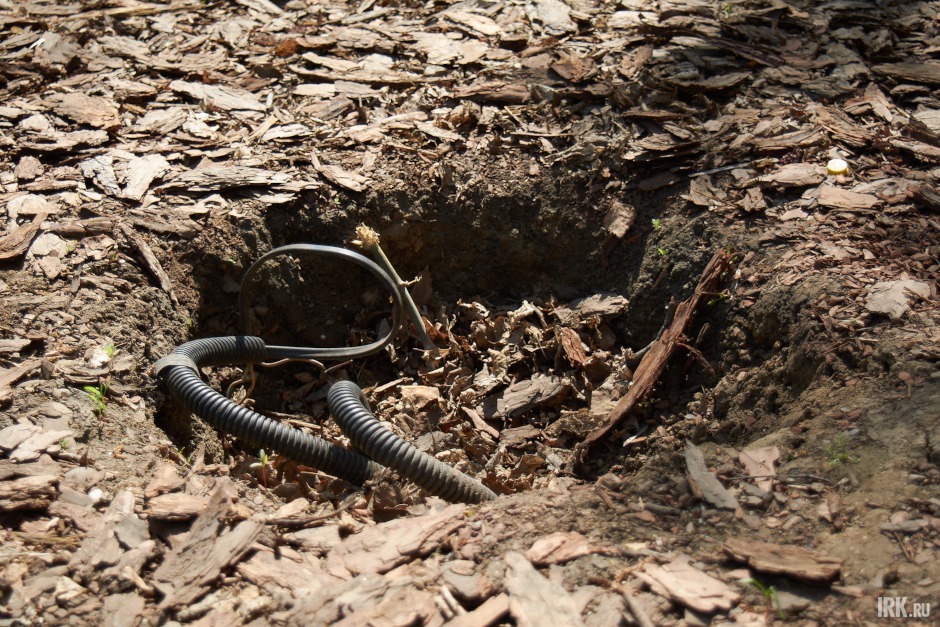 По периметру площадки должны быть установлены фонари, но вместо них торчат провода
