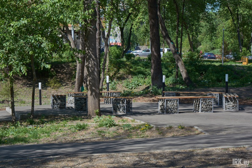 В парке есть как классические скамейки с кованым каркасом, так и  есть лавочки из габионов