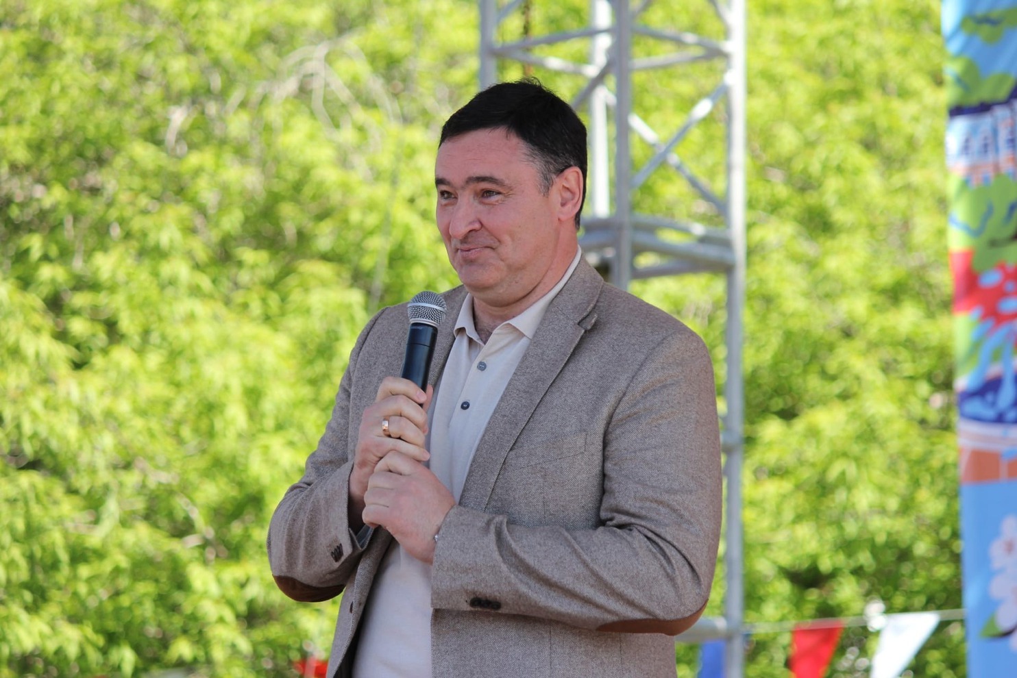 С праздником горожан поздравил мэр Иркутска Руслан Болотов: «Иркутск – наш общий дом, который сохраняет свою уникальность и самобытность. И главное его достояние – это вы, жители города».