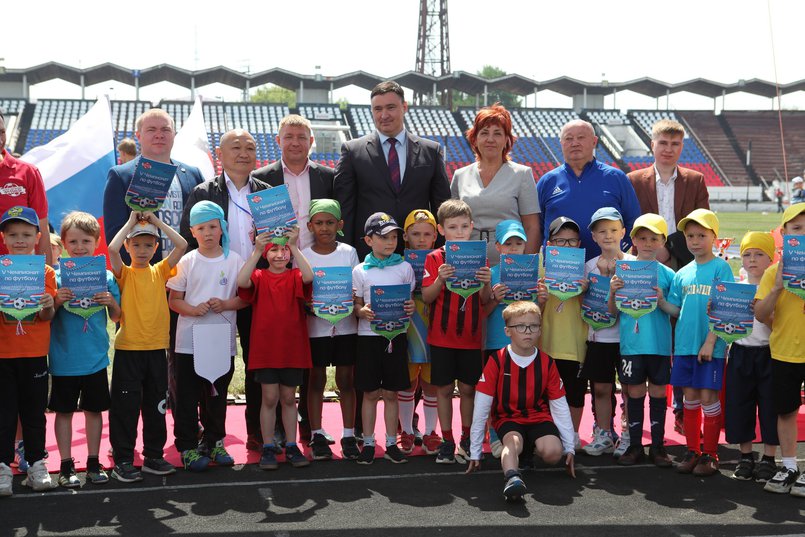 Делегация общественников отправилась на стадион «Труд», где проходит 4-й чемпионат города Иркутска по футболу среди воспитанников детских садов