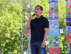 – Присоединяюсь ко всем словам мэра города Иркутска Руслана Болотова. Поздравляю вас с Днем города, желаю хорошего настроения и успехов, – поздравил жителей депутат Государственной думы от Иркутской области Сергей Тен.