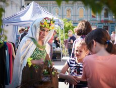 Все желающие могли не только купить одежду и поделки от иркутских мастеров, но и проконсультироваться по вопросам творчества, рукоделия и даже кулинарии.
