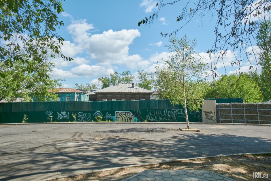 Вдоль забора, который отделяет парк от частной территории, высадили молодые саженцы кустарников