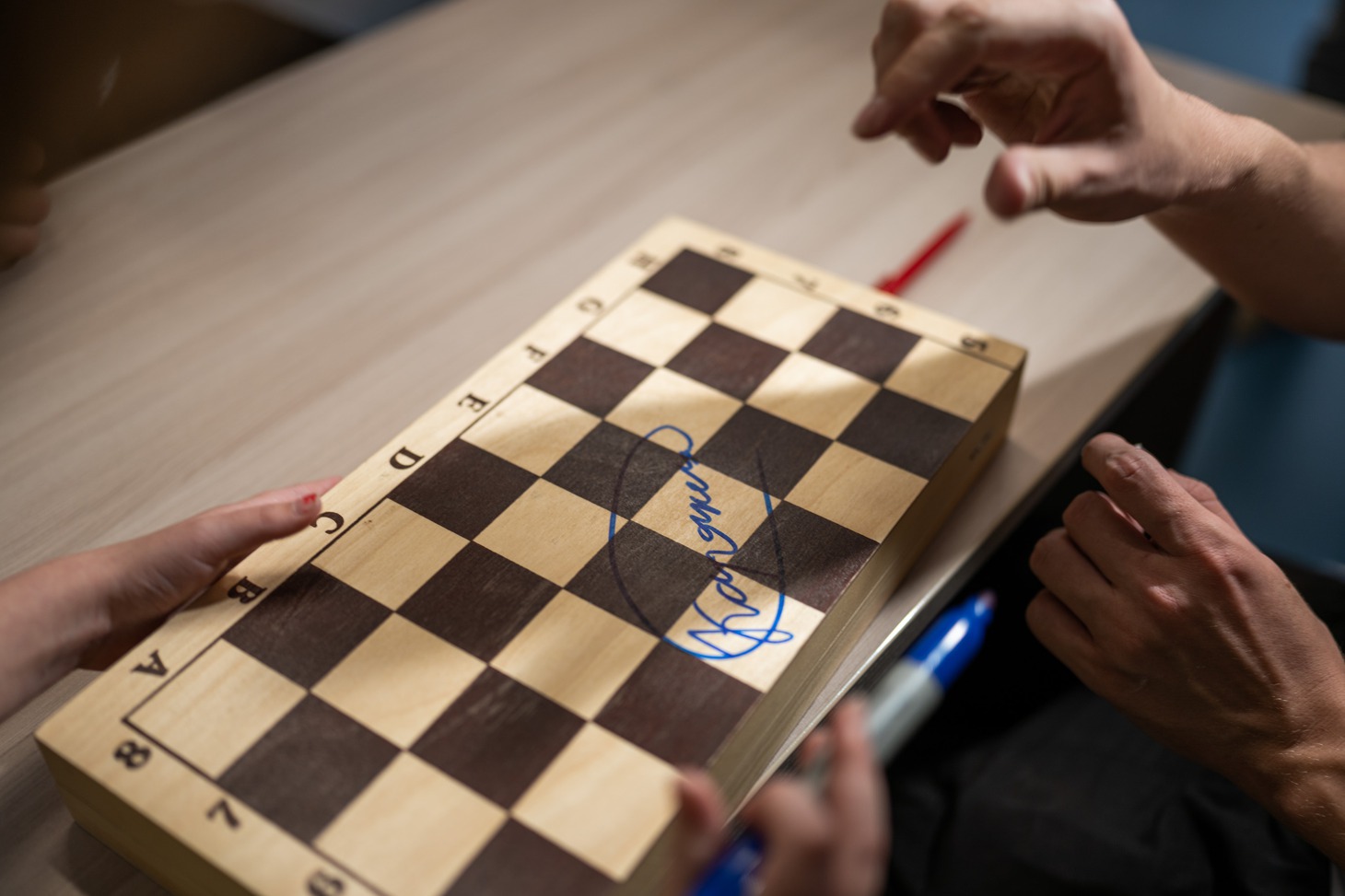 Автограф на шахматной доске на память