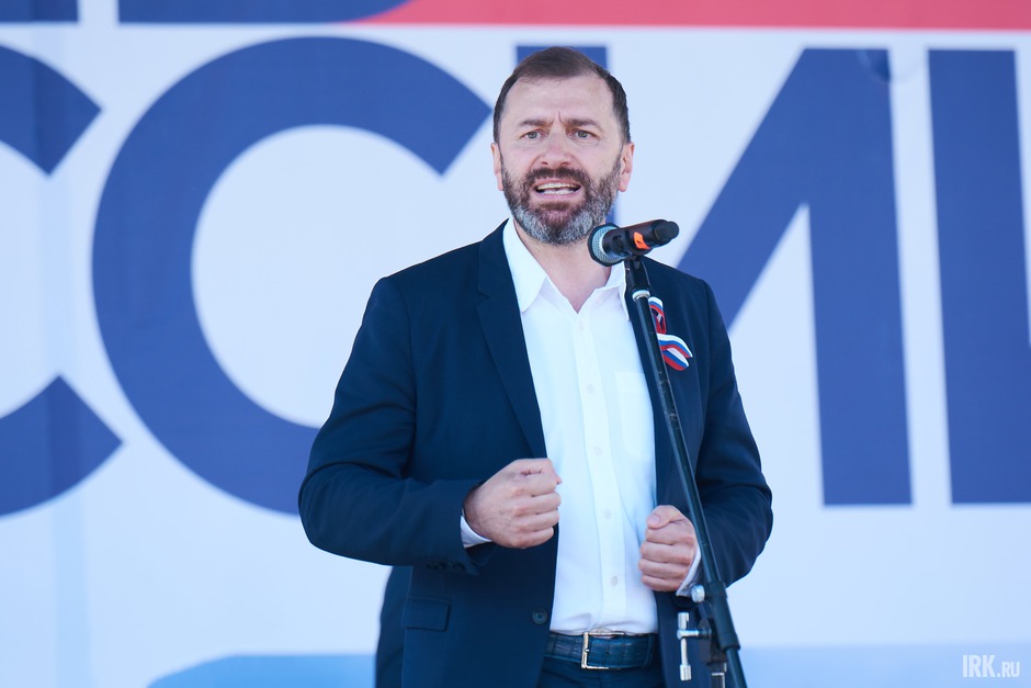 Александр Ведерников: «Земляки! От имени депутатов Законодательного собрания Иркутской области желаю вам успехов во всех добрых начинаниях, уверенности в будущем, крепкого здоровья и благополучия».