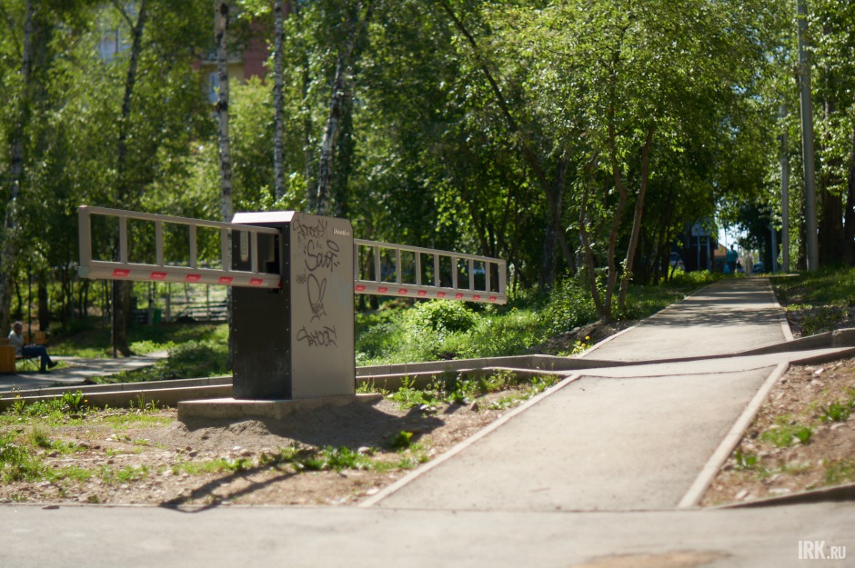 Со стороны улицы Пушкина, второй заезд — здесь также установлен шлагбаум