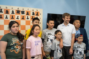 Для детей встреча со звездой шахмат - большое событие