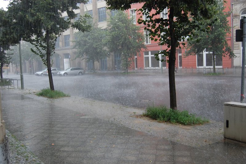 18 июня иркутск. Сильный дождь. Дождливый город. Сильный дождь в городе. Город ливень лето.