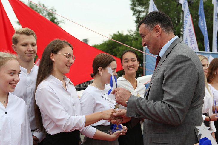 Награждение выпускников. Фото пресс-службы администрации Иркутска
