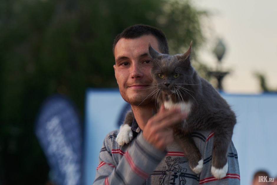 Парень и его верный кот.