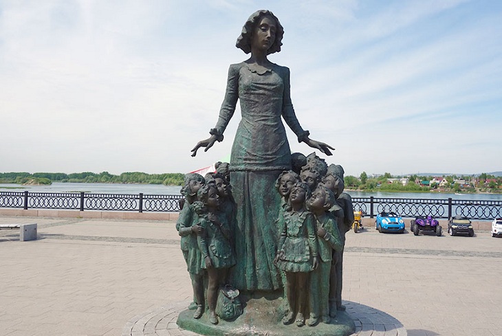 Памятник учителю в Иркутске. Фото с сайта matma.ru