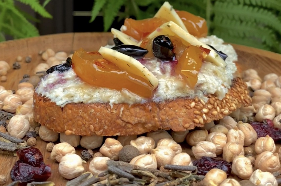 Закуски с муссом из папоротника и медовой жимолостью