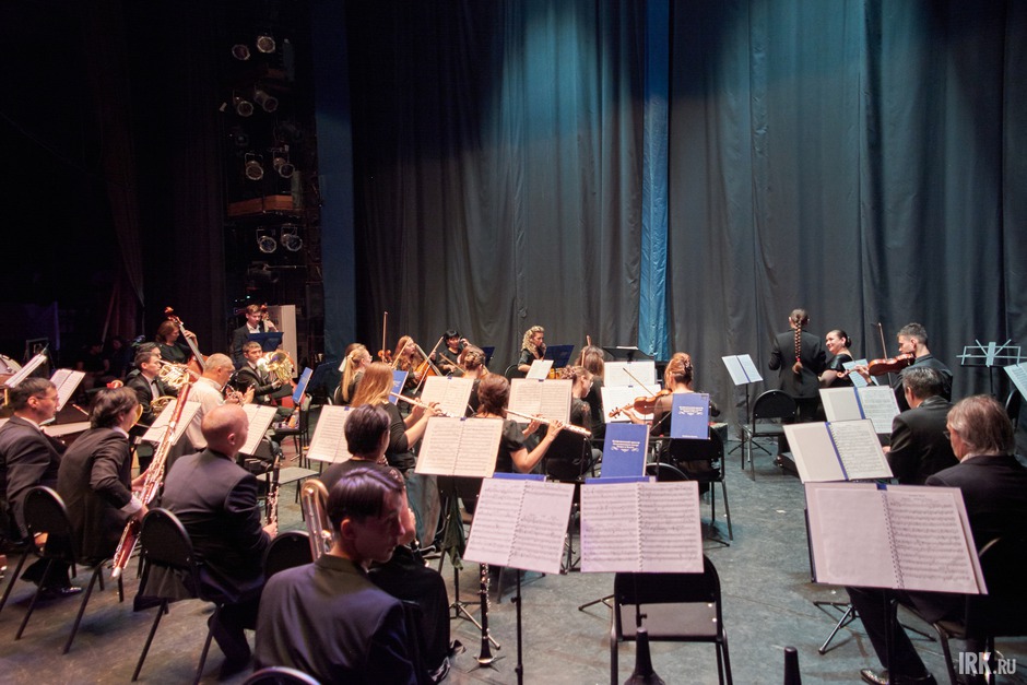 Последние минуты перед открытием занавеса.