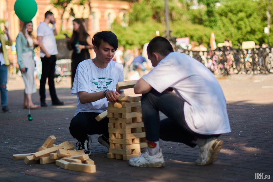 Все желающие могли поиграть в гигантскую дженгу.