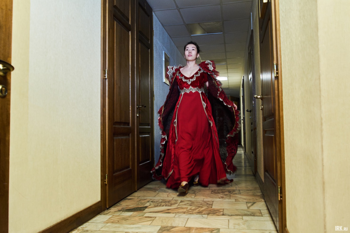 Ближе к вечеру в коридорах театра можно было встретить самих артистов.