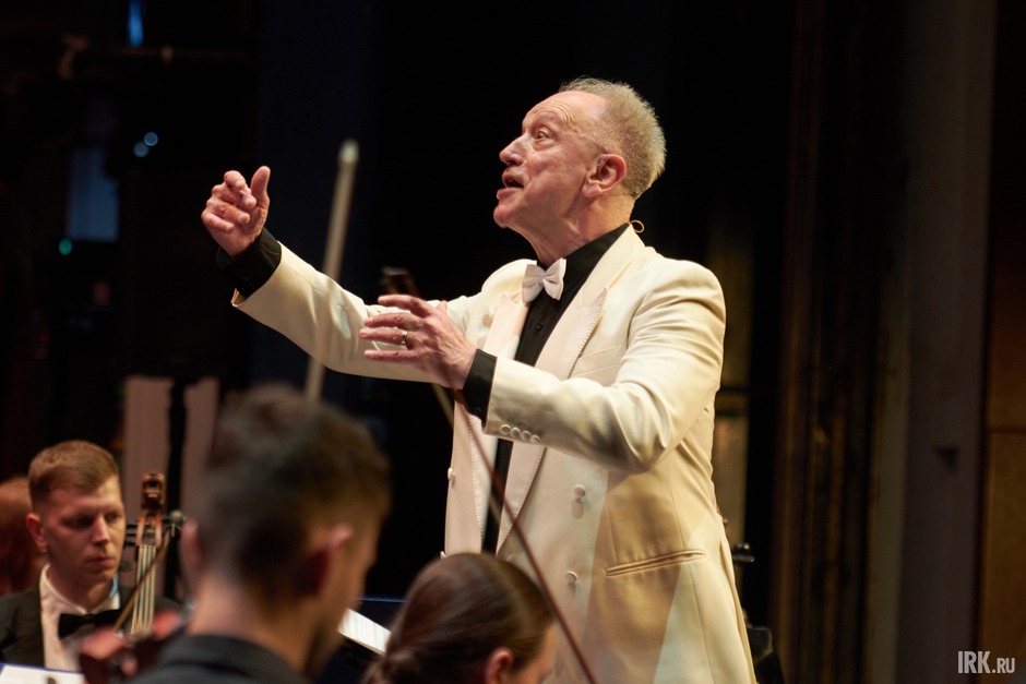 И вот, долгожданный момент. Занавес открылся, дирижёр Владимир Рылов процитировал строки Александра Сергеевича Пушкина — и концерт начался.