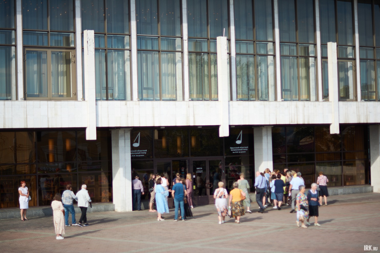 Пока артисты готовились к концерту, около Музыкального театра начали собираться зрители.