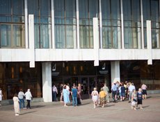 Пока артисты готовились к концерту, около Музыкального театра начали собираться зрители.
